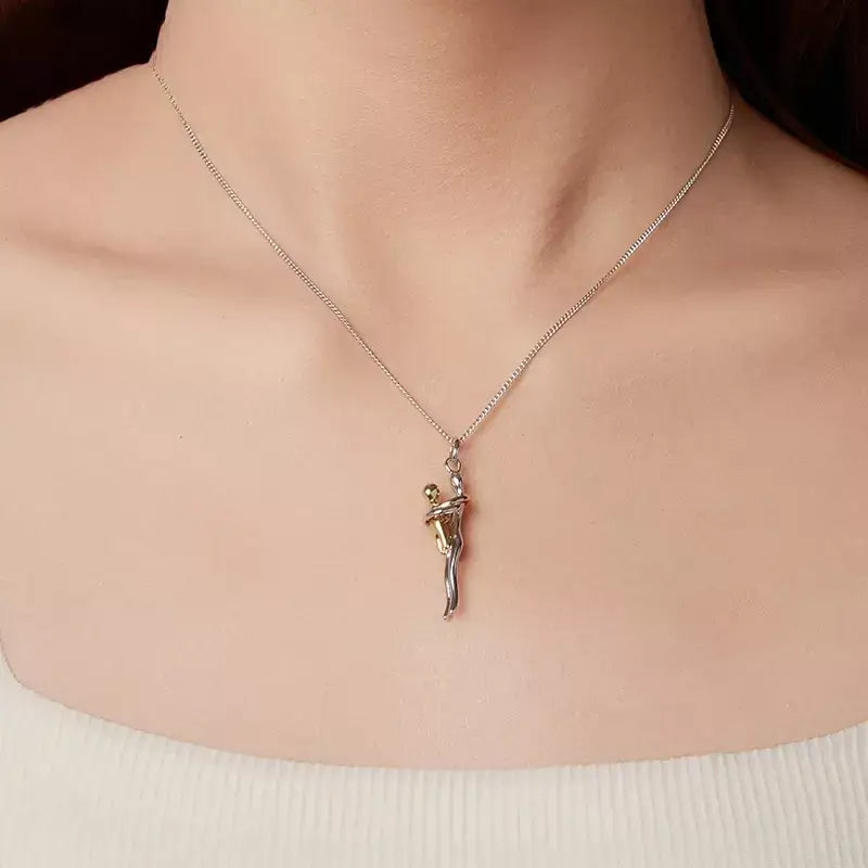 Mother & Child Hug Necklace + kostenlose Geschenkbox mit 6 Rosen,
Zweifarbiges Silber- und Gold-Collier,
Sterling Silber Anhänger „Umarmung“,
Sentimentaler Schmuck für Mama,
Muttertagsgeschenk-Collier,
Mutter & Kind Halskette,
Schmuck für Mutter und Kind,
Bedeutungsvoller Schmuck für Mama,
Andenken-Collier für Mama,
Familienband-Halskette
