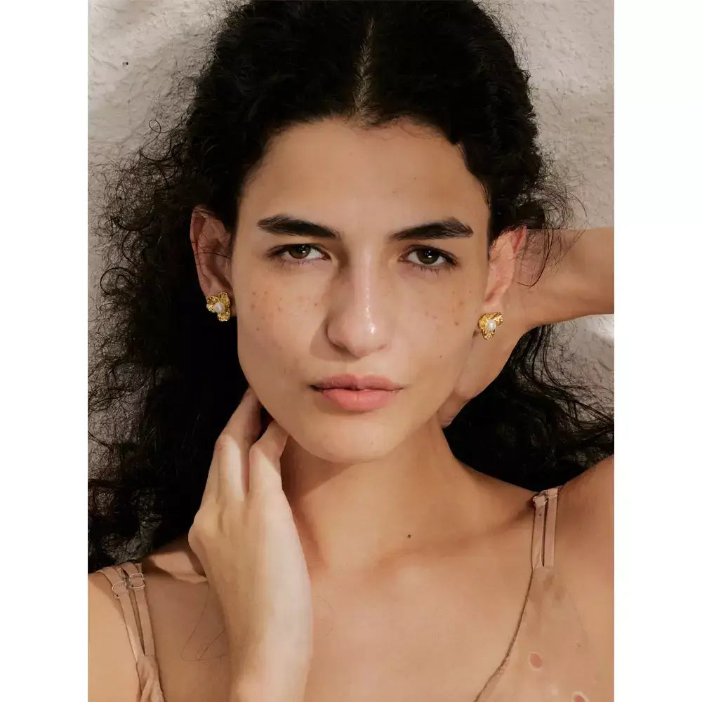 pearl flower stud earrings, floral pearl earrings, pearl stud earrings for women, waterproof pearl earrings, stainless steel pearl earrings, elegant pearl stud earrings, minimalist pearl earrings, everyday pearl earrings, lightweight pearl earrings, pearl earrings gift for her, romantic pearl earrings, classic pearl stud earrings, floral earrings with pearl