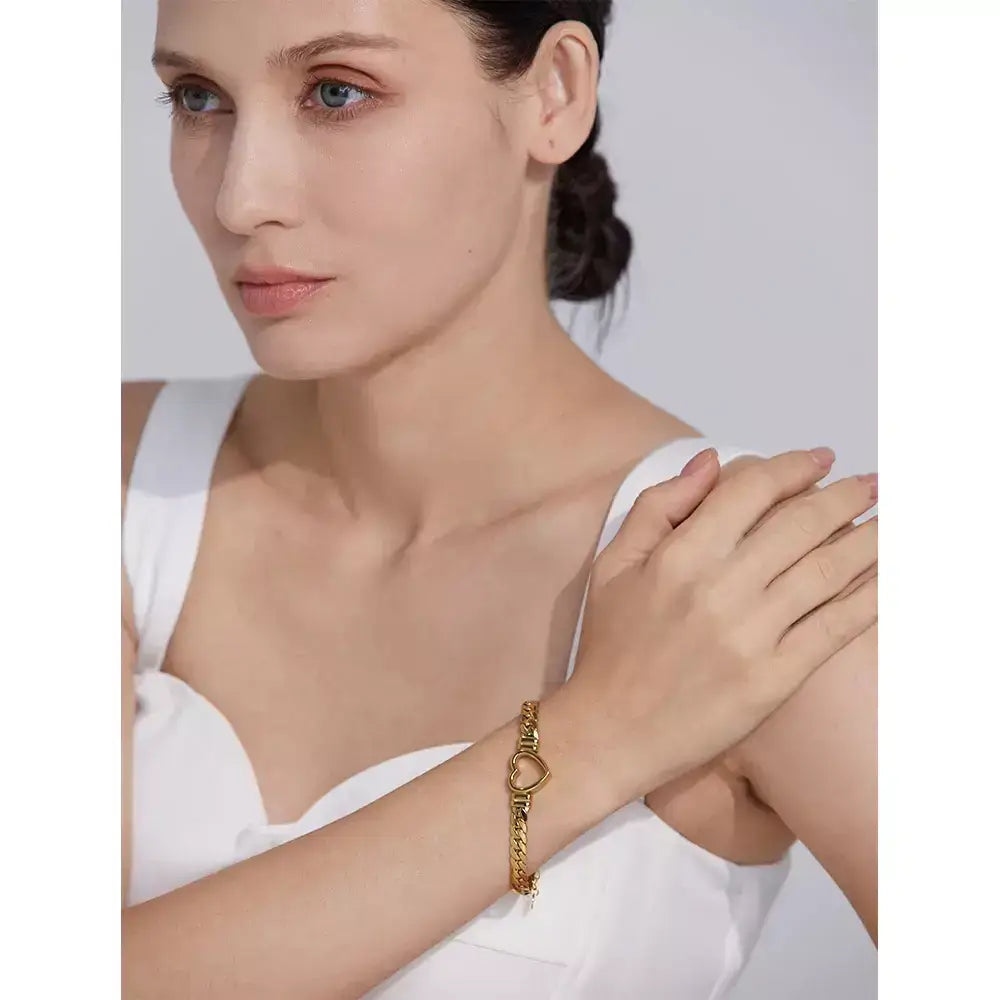 Herz Armband, Herz-Armband für Damen, Damen Armband, Edelstahl Armband Damen, Geschenk für Frauen, Schmuck Geschenk, Armband mit Herz, Elegantes Damen Armband, Damen Schmuck, Armband Gold Silber, Persönliches Geschenk, Liebesgeschenk, Romantisches Geschenk, Armband Damen Edelstahl, Geschenkidee für Frauen