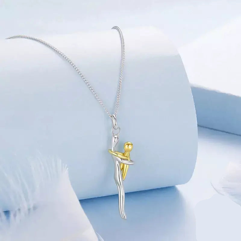 Mother & Child Hug Necklace + kostenlose Geschenkbox mit 6 Rosen,
Zweifarbiges Silber- und Gold-Collier,
Sterling Silber Anhänger „Umarmung“,
Sentimentaler Schmuck für Mama,
Muttertagsgeschenk-Collier,
Mutter & Kind Halskette,
Schmuck für Mutter und Kind,
Bedeutungsvoller Schmuck für Mama,
Andenken-Collier für Mama,
Familienband-Halskette