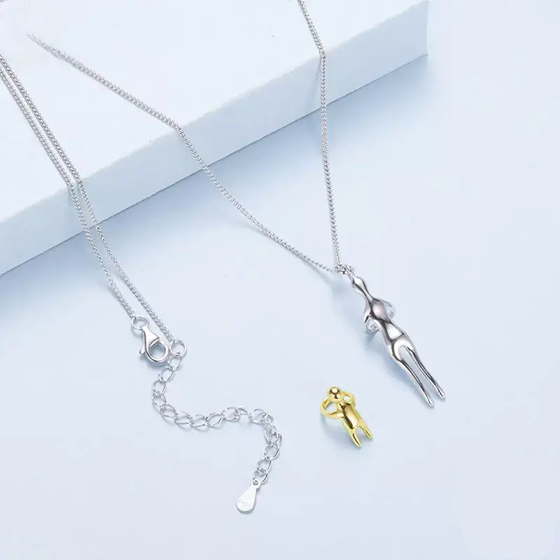 Mother & Child Hug Necklace + kostenlose Geschenkbox mit 6 Rosen,
Zweifarbiges Silber- und Gold-Collier,
Sterling Silber Anhänger „Umarmung“,
Sentimentaler Schmuck für Mama,
Muttertagsgeschenk-Collier,
Mutter & Kind Halskette,
Schmuck für Mutter und Kind,
Bedeutungsvoller Schmuck für Mama,
Andenken-Collier für Mama,
Familienband-Halskette
