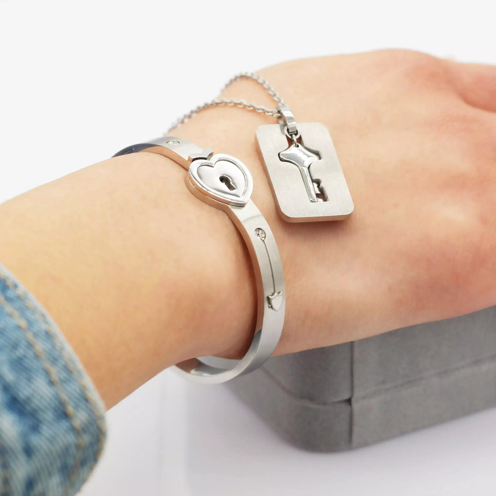 Union Bracelet & Necklace, Couple’s jewellery set UK, Romantic gift for couples, Couple necklace set UK, Anniversary gift for him and her, Valentine’s Day gift UK, Love and connection jewellery, Matching couple bracelet and necklace, Meaningful gift for partner, Unisex couple jewellery, Magnetic couple necklace, Heart bracelet and necklace set, Stylish couple jewellery UK, Premium couple gift set, Elegant unisex jewellery, Special occasion gift for couples, Gift box included necklace and bracelet